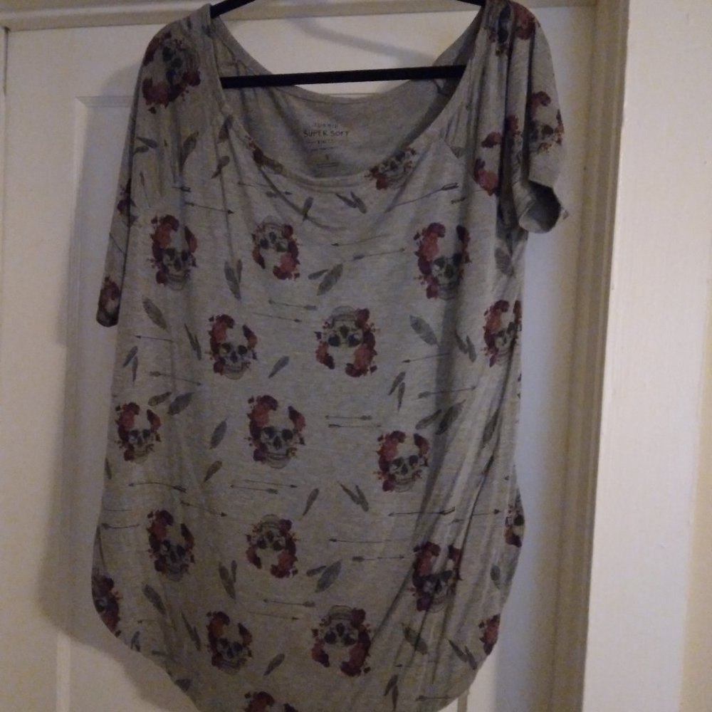 Torrid tunic skull print off the left shoulder size 1